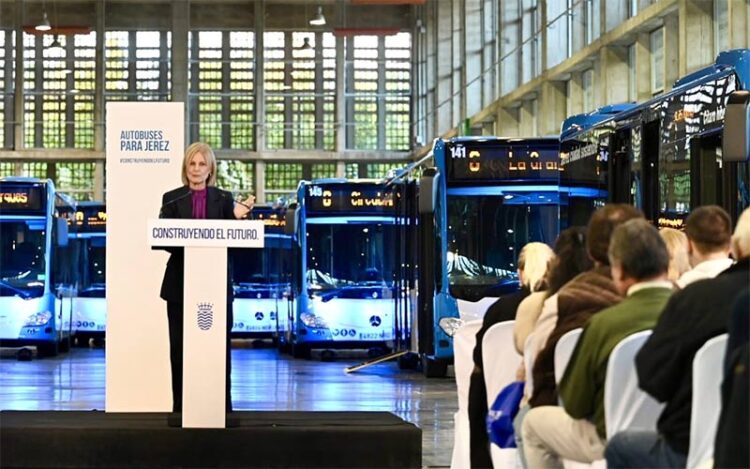 Presentando los nuevos autobuses de paquete / FOTO: Ayto.