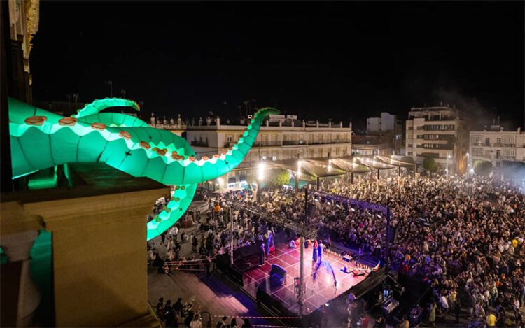 La plaza del Rey durante la noche del viernes 31 / FOTO: Ayto.