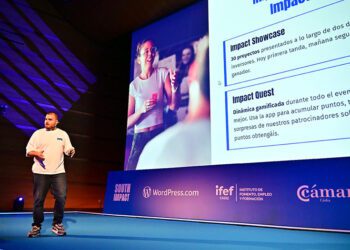 Víctor Sáenz interviniendo en la bienvenida al evento / FOTO: Eulogio García