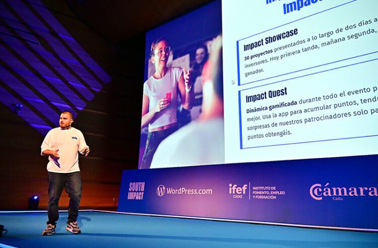 Víctor Sáenz interviniendo en la bienvenida al evento / FOTO: Eulogio García