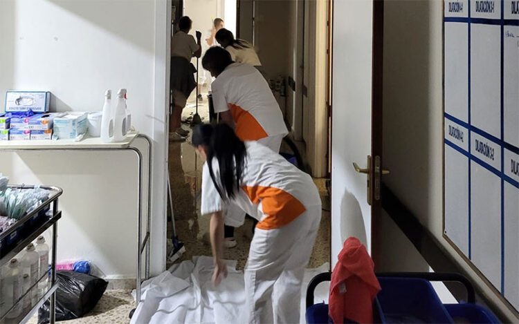 Personal de limpieza recogiendo el agua tras la última incidencia / FOTO: CCOO