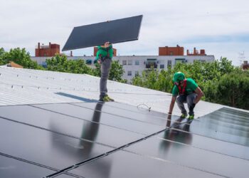 La instalación y mantenimiento de las placas corre a cargo de los promotores / FOTO: Colmena Solar