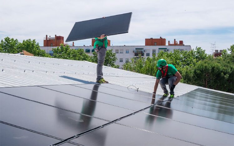 La instalación y mantenimiento de las placas corre a cargo de los promotores / FOTO: Colmena Solar