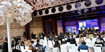 Un momento del acto de bienvenida a los asistentes / FOTO: Eulogio García