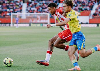De la Rosa peleando con un rival / FOTO: Cádiz CF