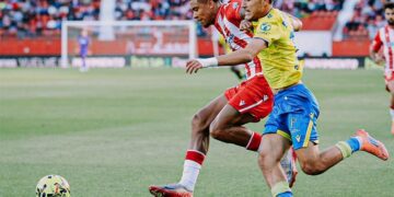 De la Rosa peleando con un rival / FOTO: Cádiz CF