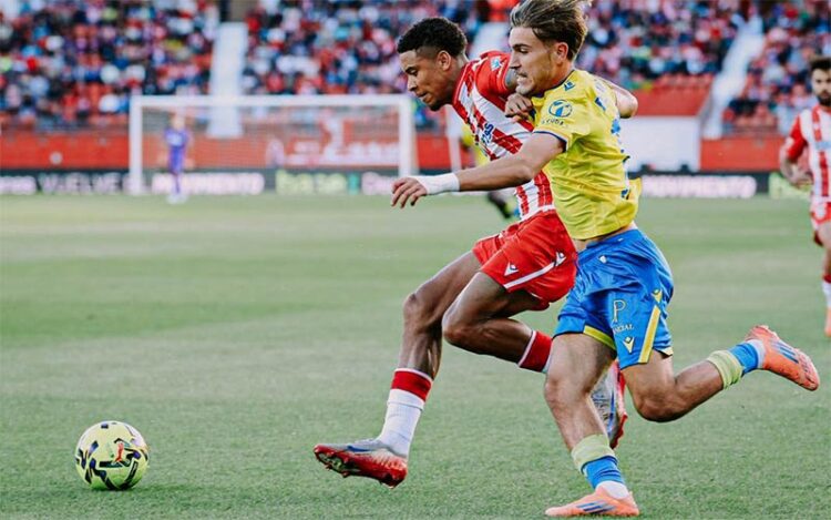De la Rosa peleando con un rival / FOTO: Cádiz CF