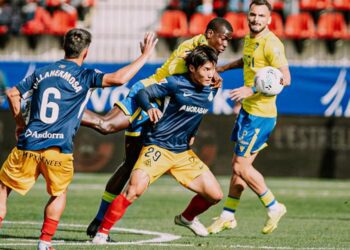 Diakité peleando con Minsu / FOTO: Cádiz CF