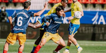 Diakité peleando con Minsu / FOTO: Cádiz CF
