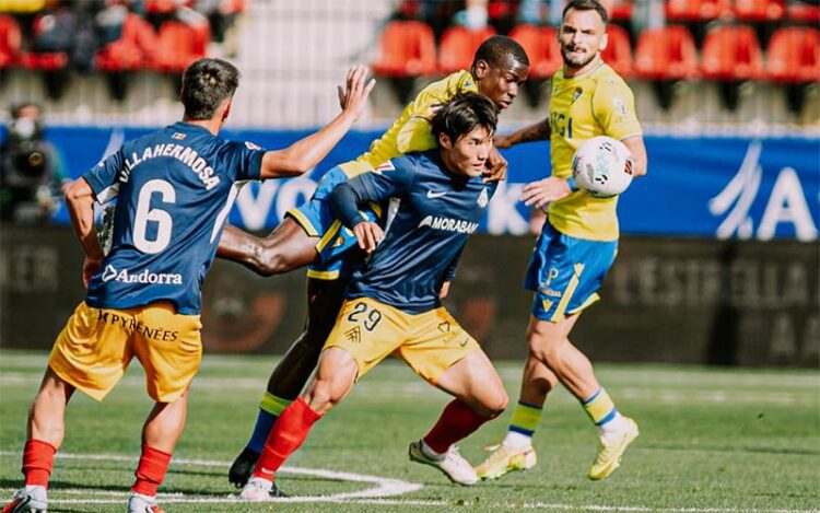 Diakité peleando con Minsu / FOTO: Cádiz CF