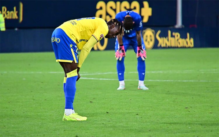 Cabizbajos tras el pitido final / FOTO: Eulogio García