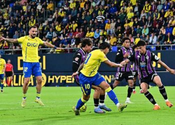 Tabatadze desesperado al ver que Ocampo no controla / FOTO: Eulogio García