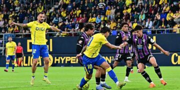 Tabatadze desesperado al ver que Ocampo no controla / FOTO: Eulogio García