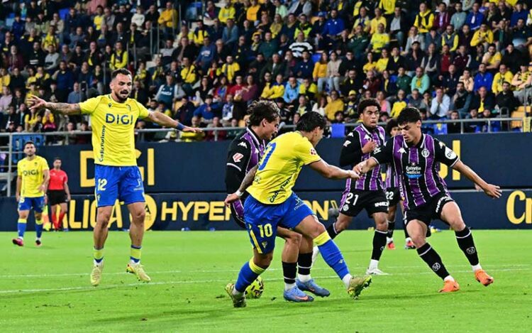 Tabatadze desesperado al ver que Ocampo no controla / FOTO: Eulogio García