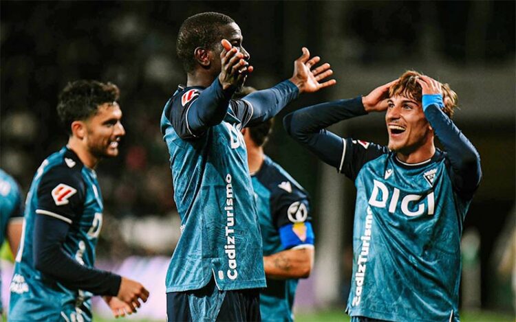 De la Rosa no se cree el golazo de Diakité / FOTO: Cádiz CF