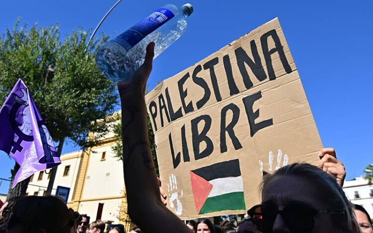 Estudiantes gaditanos manifestándose por Palestina / FOTO: Eulogio García