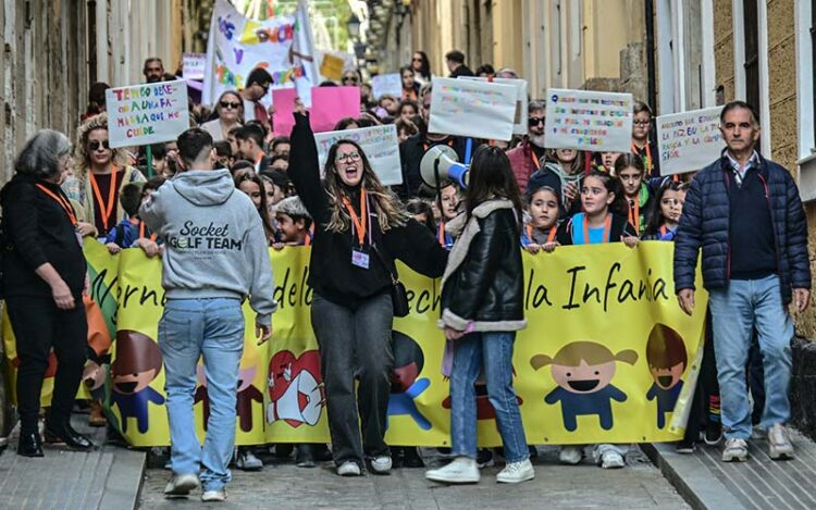 La marcha infantil desembocando en la plaza de España / FOTO: Eulogio García