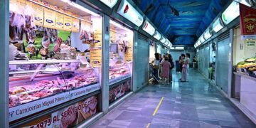 Uno de los pasillos del mercado Virgen del Rosario / FOTO: Eulogio García