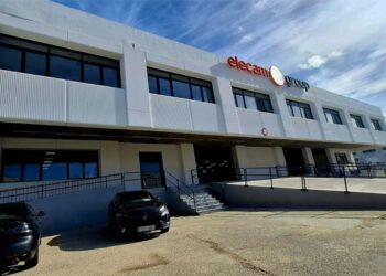 Fachada de la nave ya con nueva vida / FOTO: Zona Franca