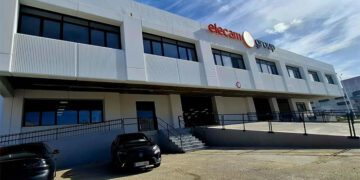 Fachada de la nave ya con nueva vida / FOTO: Zona Franca