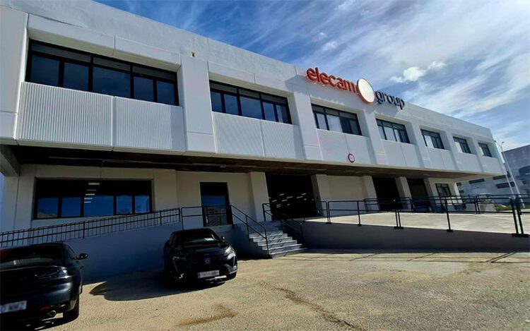 Fachada de la nave ya con nueva vida / FOTO: Zona Franca