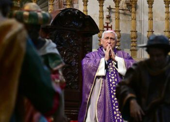 El obispo en plena misa / FOTO: Eulogio García