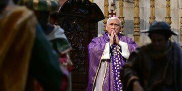 El obispo en plena misa / FOTO: Eulogio García