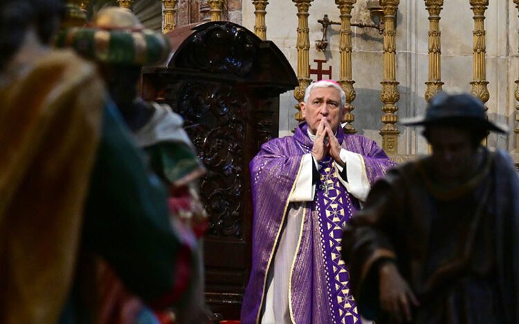 El obispo en plena misa / FOTO: Eulogio García