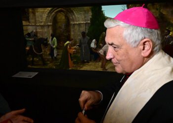 Zornoza bendiciendo un belén las pasadas navidades / FOTO: Eulogio García