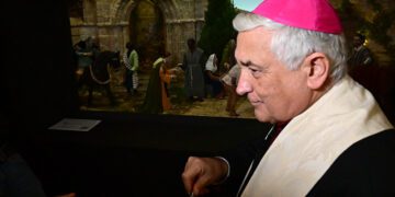 Zornoza bendiciendo un belén las pasadas navidades / FOTO: Eulogio García