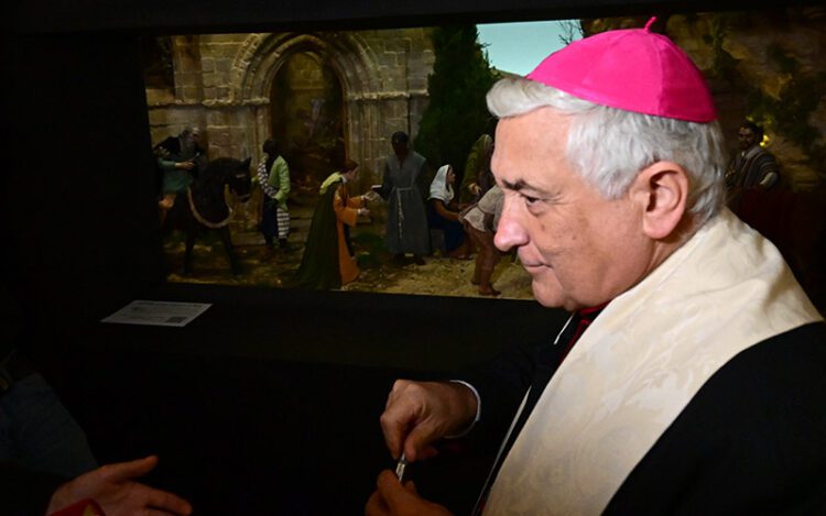 Zornoza bendiciendo un belén las pasadas navidades / FOTO: Eulogio García