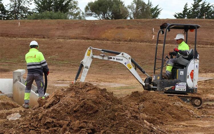 Movimientos de tierra en la parcela para las mascotas / FOTO: Ayto.