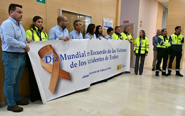 Desplegando la pancarta en el interior de la Subdelegación / FOTO: Eulogio García