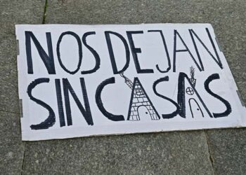 Pancarta en el suelo en una pasada manifestación por el derecho a la vivienda / FOTO: Eulogio García