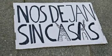 Pancarta en el suelo en una pasada manifestación por el derecho a la vivienda / FOTO: Eulogio García