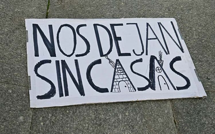 Pancarta en el suelo en una pasada manifestación por el derecho a la vivienda / FOTO: Eulogio García