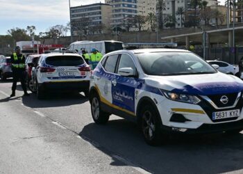 Interviniendo en un pasado choque en la avenida de Astilleros / FOTO: Eulogio García