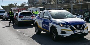 Interviniendo en un pasado choque en la avenida de Astilleros / FOTO: Eulogio García