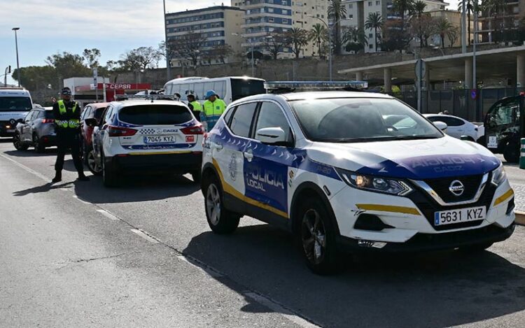 Interviniendo en un pasado choque en la avenida de Astilleros / FOTO: Eulogio García