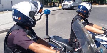 Patrullando en moto por Jerez / FOTO: Policía Nacional