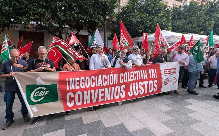 Concentración a las puertas del Ayuntamiento de Jerez / FOTO: CCOO