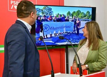 En la rueda de prensa del PSOE, rememorando la famosa pancarta del PP / FOTO: Eulogio García