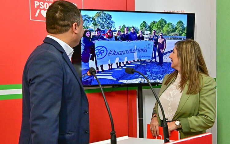 En la rueda de prensa del PSOE, rememorando la famosa pancarta del PP / FOTO: Eulogio García