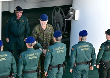 Saludando a la dotación del ‘Duque de Ahumada’ / FOTO: Eulogio García