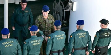 Saludando a la dotación del ‘Duque de Ahumada’ / FOTO: Eulogio García