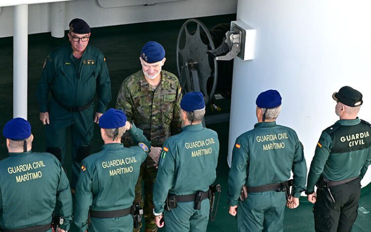 Saludando a la dotación del ‘Duque de Ahumada’ / FOTO: Eulogio García