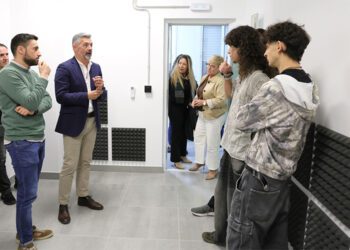 El alcalde guía a jóvenes por las nuevas instalaciones / FOTO: Ayto.