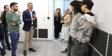 El alcalde guía a jóvenes por las nuevas instalaciones / FOTO: Ayto.