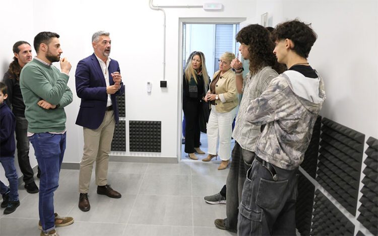El alcalde guía a jóvenes por las nuevas instalaciones / FOTO: Ayto.