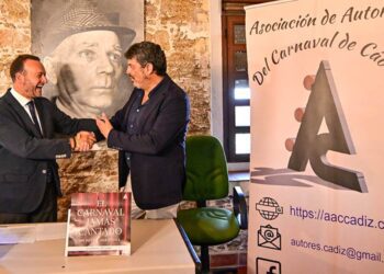 Sevilla Pecci junto al representantes de La Caixa / FOTO: Eulogio García